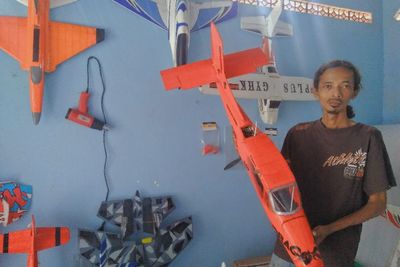 Keren! Pria Asal Mojokerto Berhasil Bikin Pesawat dari Sampah