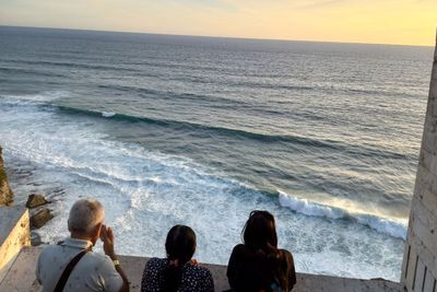 Nikmati Keindahan Sunset dari Atas Tebing di Pura Uluwatu, Tenang Banget dan Syahdu!