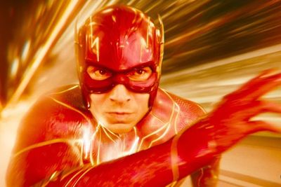 First Impression The Flash : Si Gak Bisa Move On yang Jadi Penyelamat Film Superhero DC 