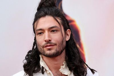 Perdana Muncul ke Publik, Ezra Miller Hadiri Premiere The Flash di Tengah Kontroversi