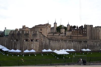 Mitos Tower of London: Runtuhnya Kerajaan Inggris Jika Burung Gagak Meninggalkan Menara