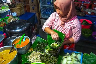 Warung Pecel Ngisor Talok: Menikmati Sajian Pecel dengan Sentuhan Unik Tempe Semangit