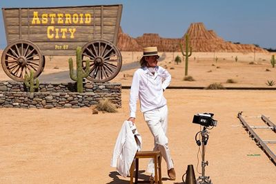5 Alasan Nonton Asteroid City , Karya Terbaru Wes Anderson yang Siap Memanjakan Mata