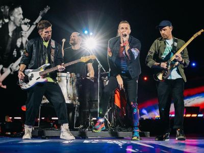 Keren! Coldplay Bagi Tiket Gratis Konser ke Fans yang Gagal Nonton di Perth karena Penerbangannya Cancel