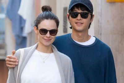 Resmi Jadi Ayah, Intip Potret Song Joong Ki Temani Katy Louise Saunders Belanja di Roma