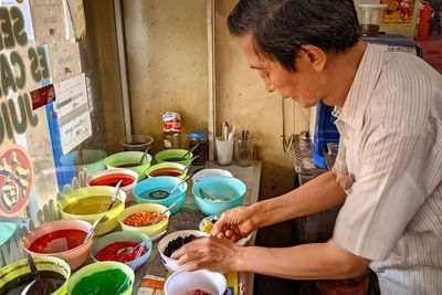 Es Buntin, Jualan di Depan Kelenteng Bentuknya Unik dengan Macam-macam Topping