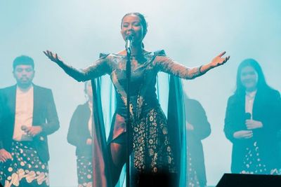 Yura Yunita Dibikin Terharu Dapat Kejutan Ulang Tahun di Konser Tutur Batin Jakarta