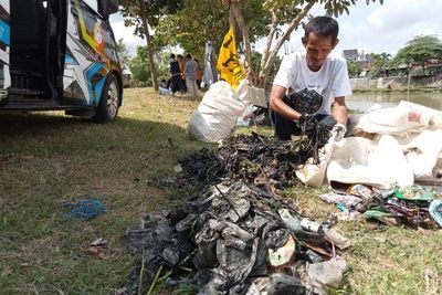 Wow! 100 Kilogram Sampah Ditemukan di Sungai Ngrowo Tulungagung