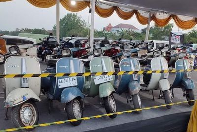 Keren! Ribuan Pecinta Motor Vespa Meriahkan Vespa Carnival Lamongan 2023