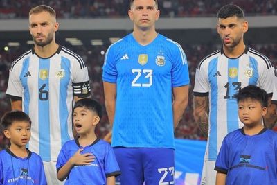 Jan Ethes Viral Dampingi Kiper Terbaik Dunia, Gemes Martinez Gandeng Cucu Presiden
