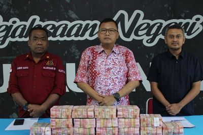 Penampakan Uang Rp1,5 M, Barang Bukti Proyek Gagal Puskesmas di Kepulauan Aru