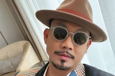 Meski Bukan Islam, Denny Sumargo Ziarah dan Bacakan Al Fatihah di Makam Ayah