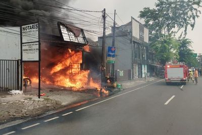 Toko Ban di Kampung Melayu Terbakar, Sebabnya Bocah Main Api