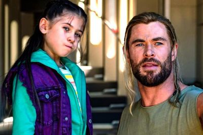 Chris Hemsworth Gak Mau Putrinya Fokus di Film: Harus Menikmati Masa Kecilnya