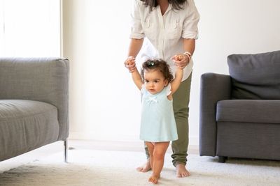 Bayi Lambat Belajar Jalan, Moms Perlu Tahu 3 Trik Ini 