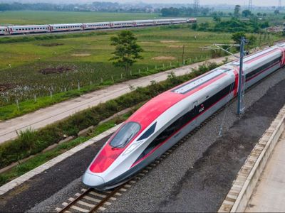 Naik Kereta Cepat Jakarta Bandung Gratis selama 3 Bulan, Ridwan Kamil: Siap-siap War Tiket