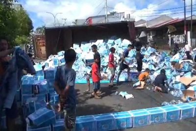 Truk Terbalik di Parepare, Ratusan Dos Air Mineral Berserakan di Jalanan