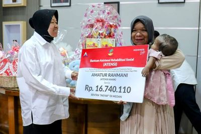Mensos Risma Serahkan Bantuan untuk Balita Penderita Bocor Jantung dan Atresia Ani