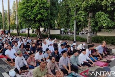5.000 Jemaah Padati Lapangan RS Islam Pondok Kopi untuk Salat Idul Adha, sampai ke Trotoar