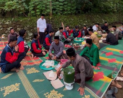 Mahasiswa KKN UPGRIS Kelompok 49 Turut Serta Dalam Tradisi Nyadran Di Makam Dusun Bengkle