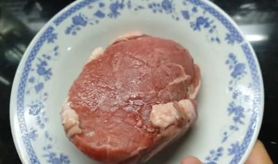 4 Cara Mencairkan Daging Beku yang Baik usai Disimpan di Lemari Pendingin