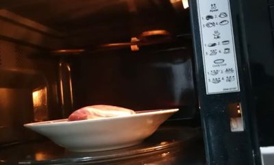 7 Cara Mencairkan Daging Beku dengan Cepat, Aman, dan Tetap Higienis