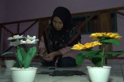 Kreatif! Perajin di Bandung Manfaatkan Limbah Percetakan Jadi Kerajinan Bunga, Mirip dengan Aslinya