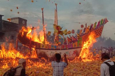Festival Bakar Tongkang 2023 di Bagansiapiapi, Tiang Kapal Petanda Cuan Jatuh ke Arah Laut