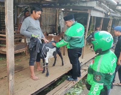 Momen Berbagi Kebahagiaan saat Driver Ojol Ikut Berkurban di Berbagai Kota
