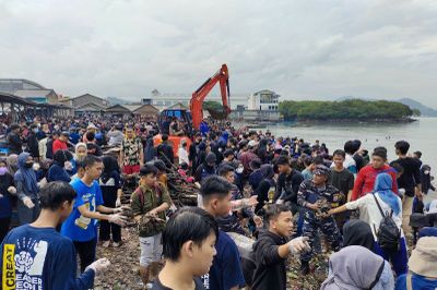 Usai Viral, Ribuan Orang akhirnya Datang Bersihkan Sampah Pantai Sukaraja Bandarlanpung
