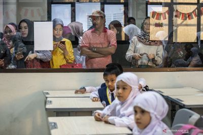 Tak Perlu Overthinking saat Hari Pertama si Kecil Masuk Sekolah, Ini yang Harus Dilakukan