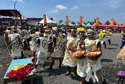 Di Balik Keseruan Perang Tomat Festival Gunung Slamet, Ternyata Pakai Tomat Busuk