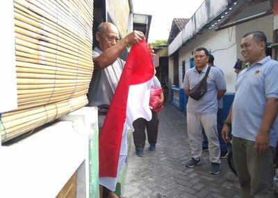 Jelang HUT RI ke-78, PWI dan Bakesbangpol Tulungagung Bagikan Ratusan Bendera Merah Putih