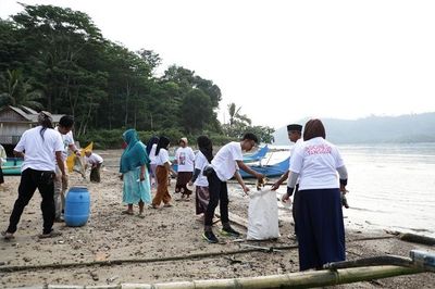 Relawan Ganjar Ajak Jemaah Majelis Taklim Jaga Ekosistem Laut di Pesisir Tanggamus