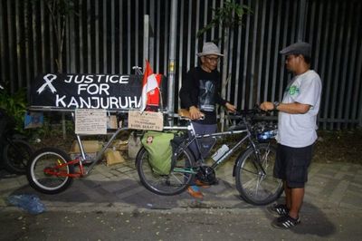 Viral Pria Gowes Malang-Jakarta demi Keadilan Korban Kanjuruhan, Bawa Keranda Hitam Jadi Sorotan
