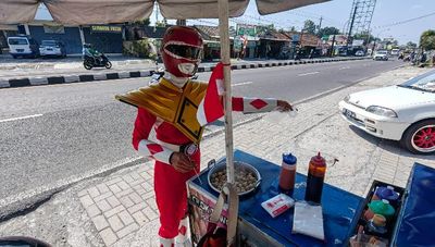 Unik! Power Rangers Banting Setir Jualan Cilok, Tiap Hari Mangkal di Sudut Jalanan Yogya