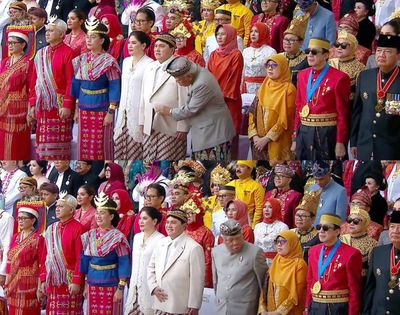 Momen Menteri PUPR Basuki Periksa Baju Menteri BUMN Erick Thohir saat Upacara HUT RI: Nyari Apa Pak Bas?