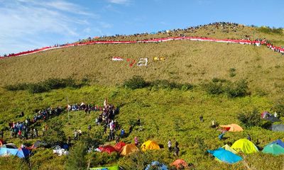 Merinding! Bendera Merah Putih Sepanjang 500 Meter Berkibar di Atas Puncak Gunung Penanggungan