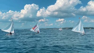 Meriahkan HUT RI ke-78, Nelayan Mandar di Barru Gelar Parade Perahu Layar Tradisional