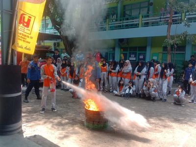 Petugas Damkar di Kediri Ajari Siswa dan Guru Mitigasi Bencana Kebakaran