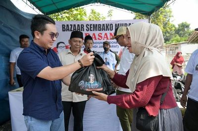 Bantu Ringankan Beban Ibu-Ibu, Sandiaga Uno Gelar Sembako Murah di Karawang