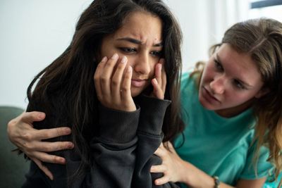5 Zodiak yang Paling Butuh Support saat Lagi Terpuruk, Siapa Aja?