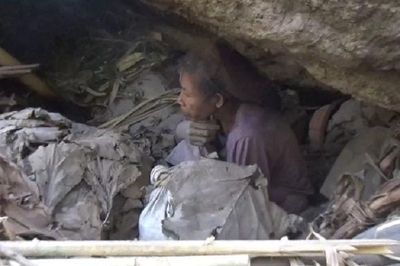 Miris! Layaknya Manusia Gua di Era Modern, Warga Bondowoso Ini Tinggal di Bawah Batu Bertahun-tahun