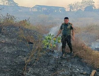 Aksi Heroik ! Dandim 1405 Parepare Bersama Ajudan Gunakan Alat Seadanya Padamkan Kebakaran Lahan