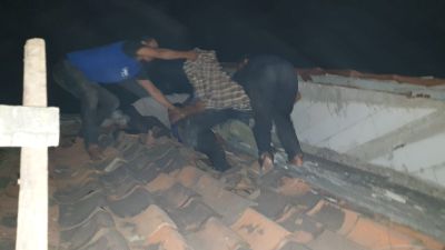 Cintanya Ditolak, Pria di Tangerang Nyaris Terjun Bebas dari Atap Rumah, Beruntung Digagalkan Polisi