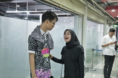 Momen Siti Atikoh Temani Alam Ganjar Main Futsal di Charity Match Goal Kampung