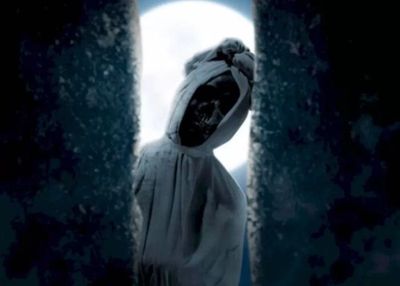 Viral Cowok Ketakutan Lihat Pocong Baris di Billboard pas Jemur Baju Malam Hari, Endingnya Bikin Emosi