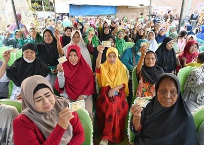 Dengan Rp5.000 Warga Bekasi Dapat Paket Sembako Lengkap dari Sandiaga Uno