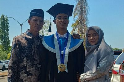 Kisah Firman, Anak Juru Parkir Jadi Lulusan Terbaik dengan IPK Nyaris Sempurna