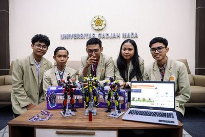 Keren! Mahasiswa UMG Buat Action Figure Gundam dan Transformers dari Limbah Korek Api dan Botol Plastik